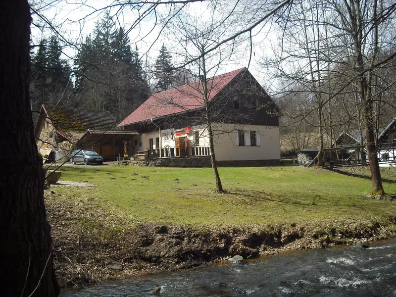 Chalupa u řeky